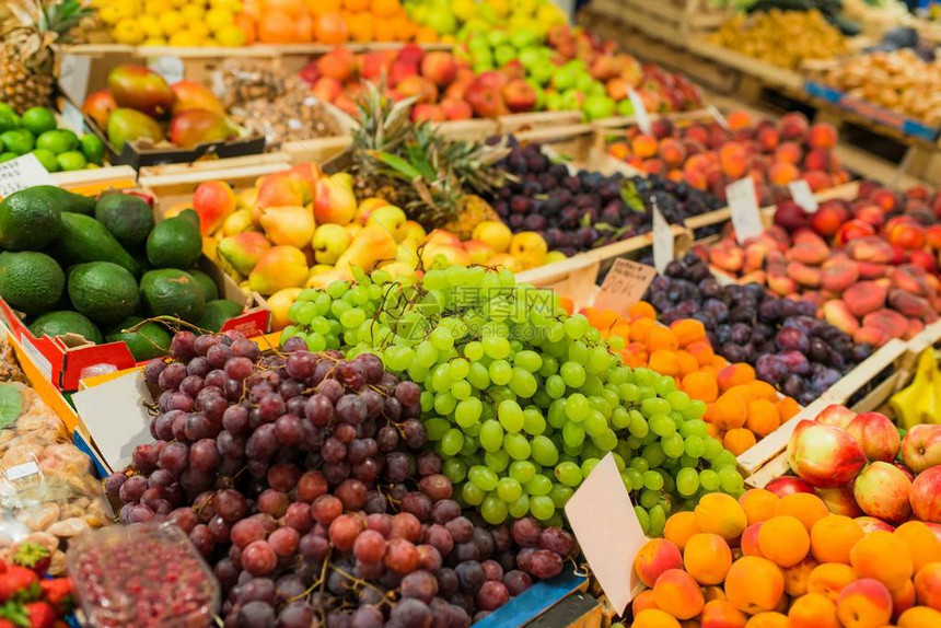 露天市场上的美味水果和蔬菜图片