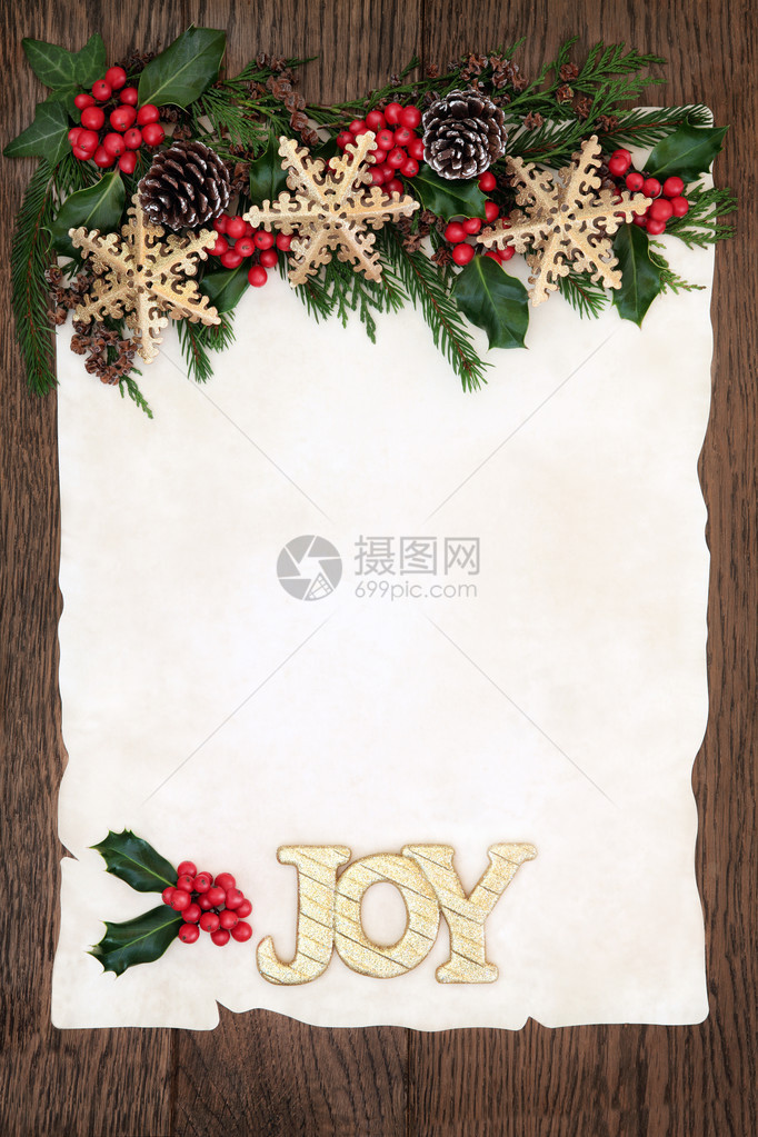 圣诞背景与的喜悦标志和雪花可泡的装饰品霍利常春藤和冬季绿纸交界于旧橡树木图片