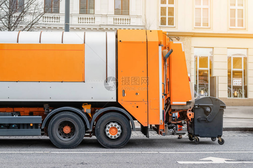 在城市街道的垃圾处理卡车城镇道路上的垃圾翻斗车市政和城市服务废物管理处置和回收模拟空白间Copysap图片
