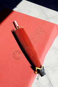 带长凳的日本传统红伞图片