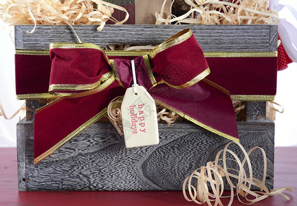 大型圣诞礼物阻碍着红木桌上传统的红色和绿色包装图片