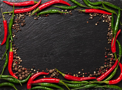 黑石桌上的辣椒和胡椒有复制空间图片