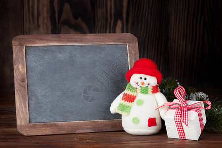 圣诞黑白板雪人玩具和礼品盒使用图片