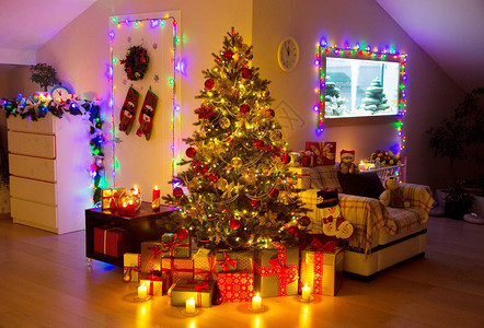 用圣诞树装饰的家庭内部图片