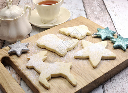 在驯鹿和节日形状的圣诞短面包饼干中图片