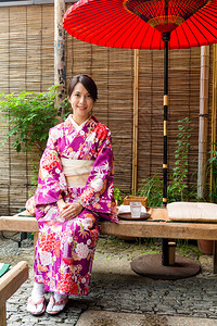 在茶馆里坐着穿传统日本裙图片