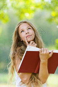 美丽的少女在阅读红书对抗图片