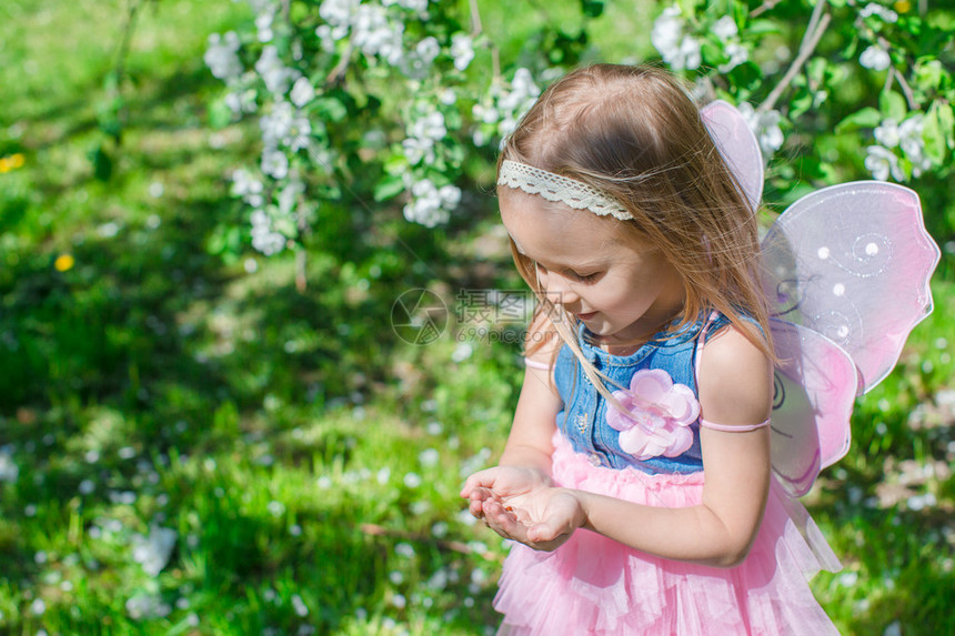 小女孩在苹果园的手里拿图片