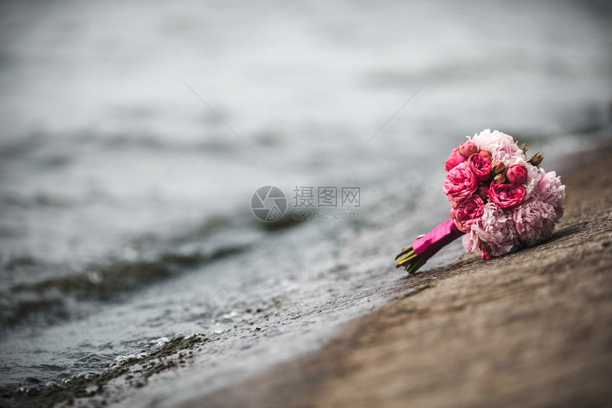 湖面上的婚礼花束图片