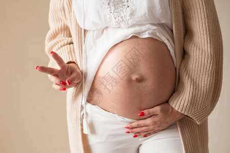 孕妇手的肚子露出两根手指1图片