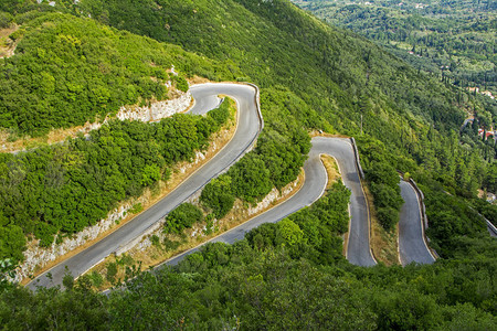 山中的蜿蜒曲折的道路被森林覆盖从希腊科孚岛Sokraki背景图片