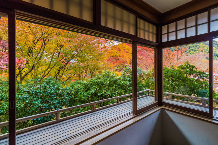 秋天的京都寺里的琉璃图片