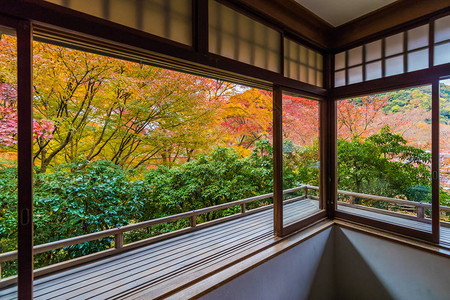秋天的京都寺里的琉璃图片