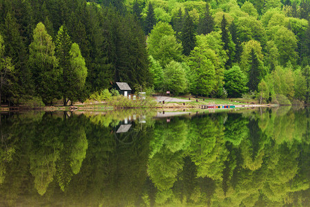 罗马尼亚的圣安娜湖上的房子通货图片
