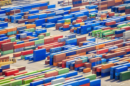 西班牙巴塞罗那港口的多彩集装箱堆积在西图片