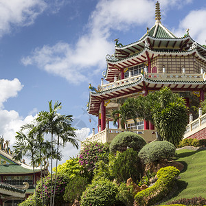 菲律宾宿务道观的宝塔和龙雕背景图片