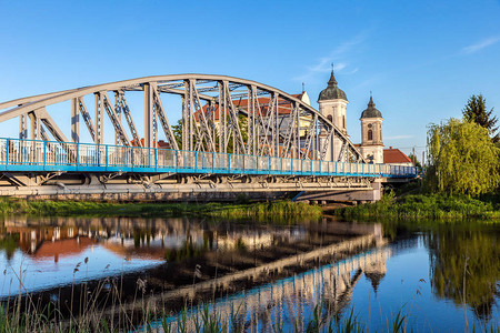 在波兰德拉西州Tykocin镇的Narew河和Baroque圣三一图片