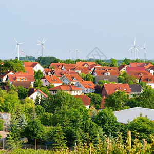 用红色屋顶和风力发电机对小型德国村庄图片