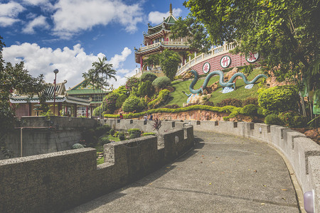 菲律宾宿务道观的宝塔和龙雕背景图片