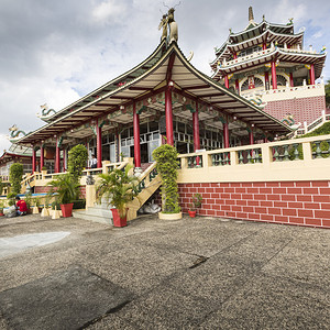 菲律宾宿务道观的宝塔和龙雕背景图片