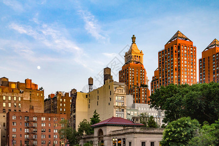纽约曼哈顿日落时月亮升起在联盟图片