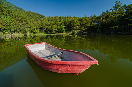 湖中红船与蓝天倒影图片