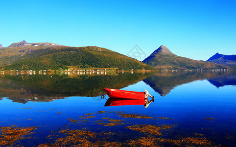 夏天在湖边的红船挪威湖阳光明媚图片