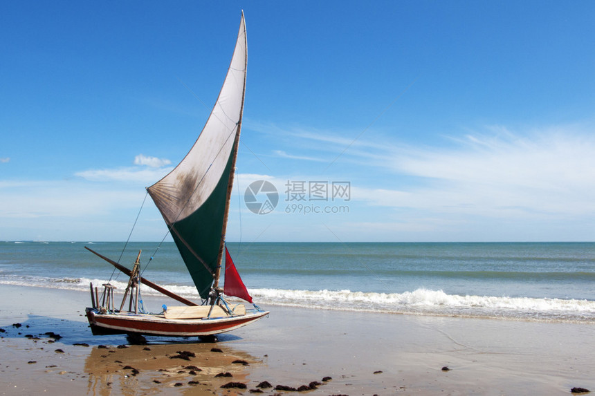 贾加达海滩上的小渔船图片