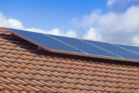 太阳能电池板在房子屋顶的阳光下图片