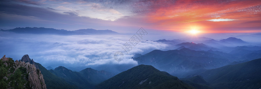 雾云山谷日出景观图片