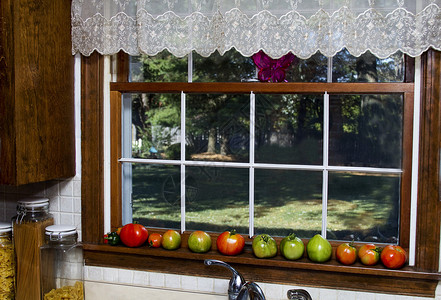 家里厨房窗户的壁橱里煮图片