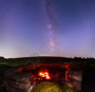 以星空为背景的乡村火坑中的火图片