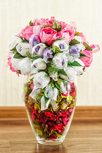 美丽的糖果花束在花瓶图片