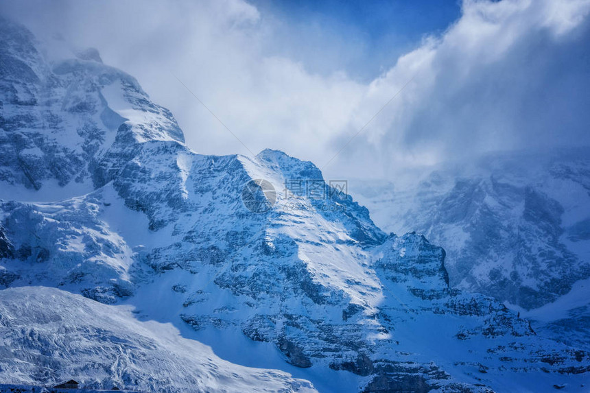 雪山沿铁路从因特拉肯到瑞士的鲁图片