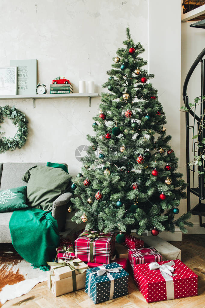 圣诞节新年作文寒假概念美丽的斯堪的纳维亚客厅装饰着的圣诞杉树图片
