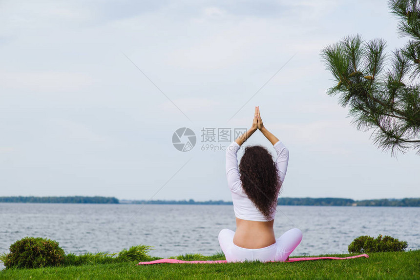 孕妇瑜伽妇女在公园的草地上做不同的锻炼呼吸伸展静力学背景上的森林和河流女图片