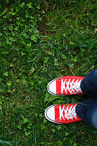 走在草地上的红色运动鞋顶视图走在草图片