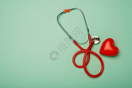 在绿色世界健康日概念的红色心脏旁边最图片