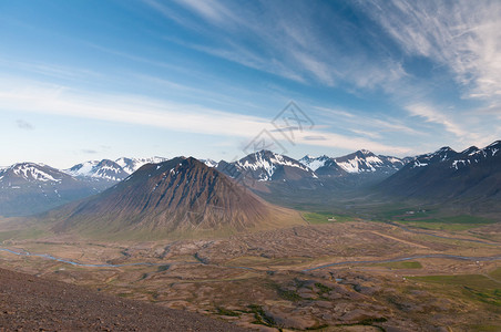 冰岛的美丽山脉在令人印象图片