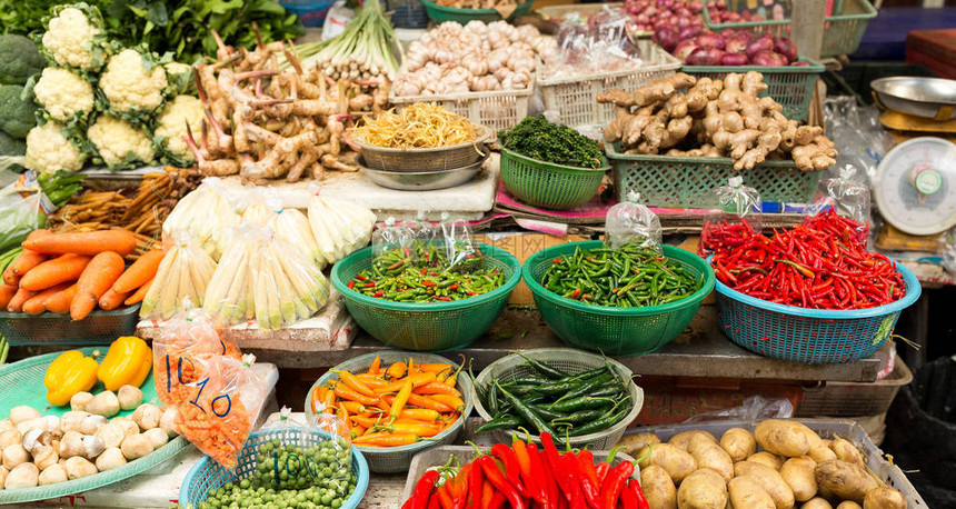 各种蔬菜的街头市场图片