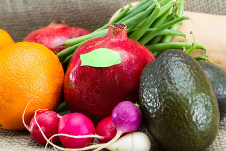 GmoVrs有机食品标签概念的新鲜水果和蔬图片