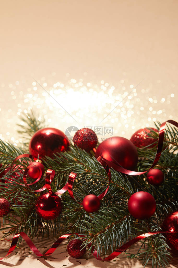 闪发光的红色圣诞球和滑翔在桌图片