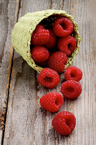 绿色Wicker篮子的新鲜甜草莓片图片