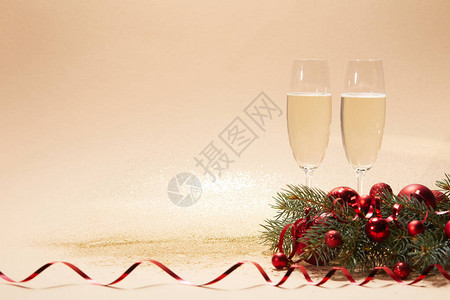 香槟杯明亮的圣诞球和花粉桌图片