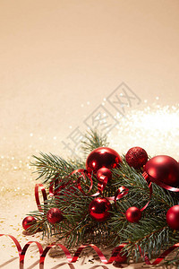 红色闪亮的圣诞玩具卷状丝带和松树枝图片
