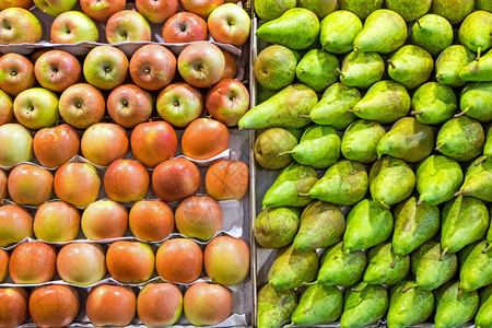 梨和苹果在市场上出售图片