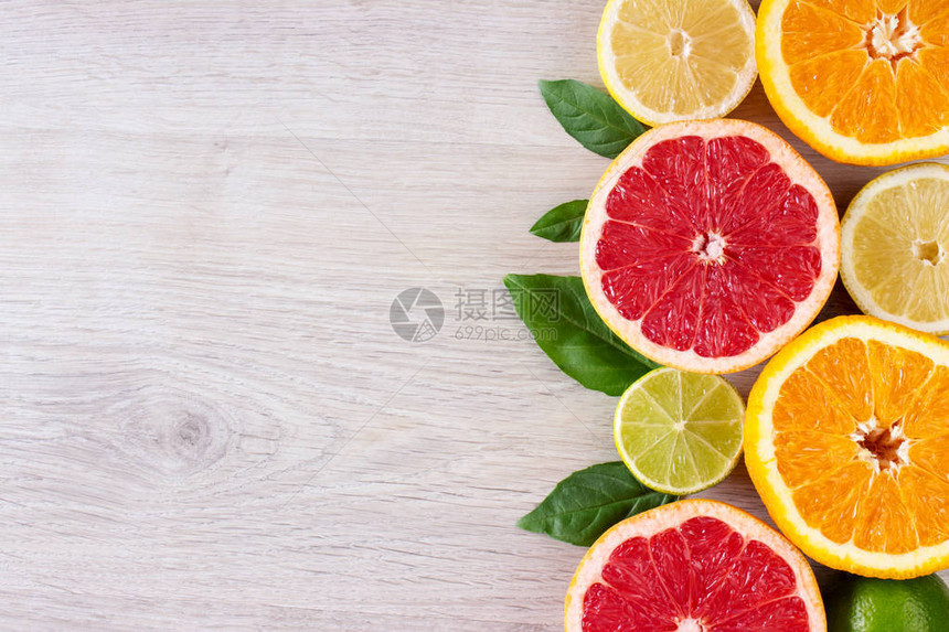 橙子柠檬石灰葡萄汁薄荷叶和木质明图片
