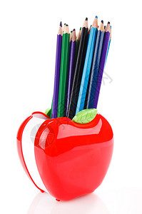 红色苹果形状持片人中的多彩铅笔图片