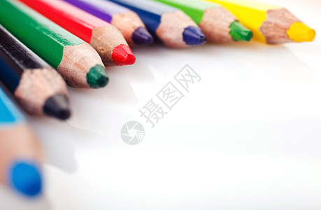 白色背景上的彩色铅笔图片