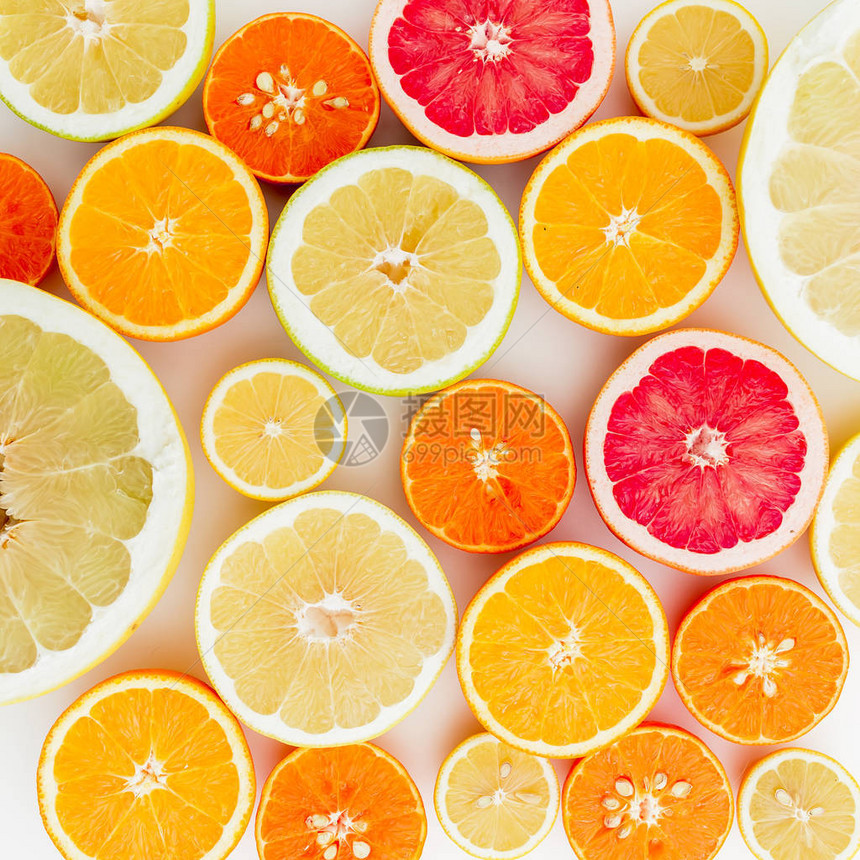 柠檬橙子葡萄油甜和白底的番茄水果平坦的躺图片